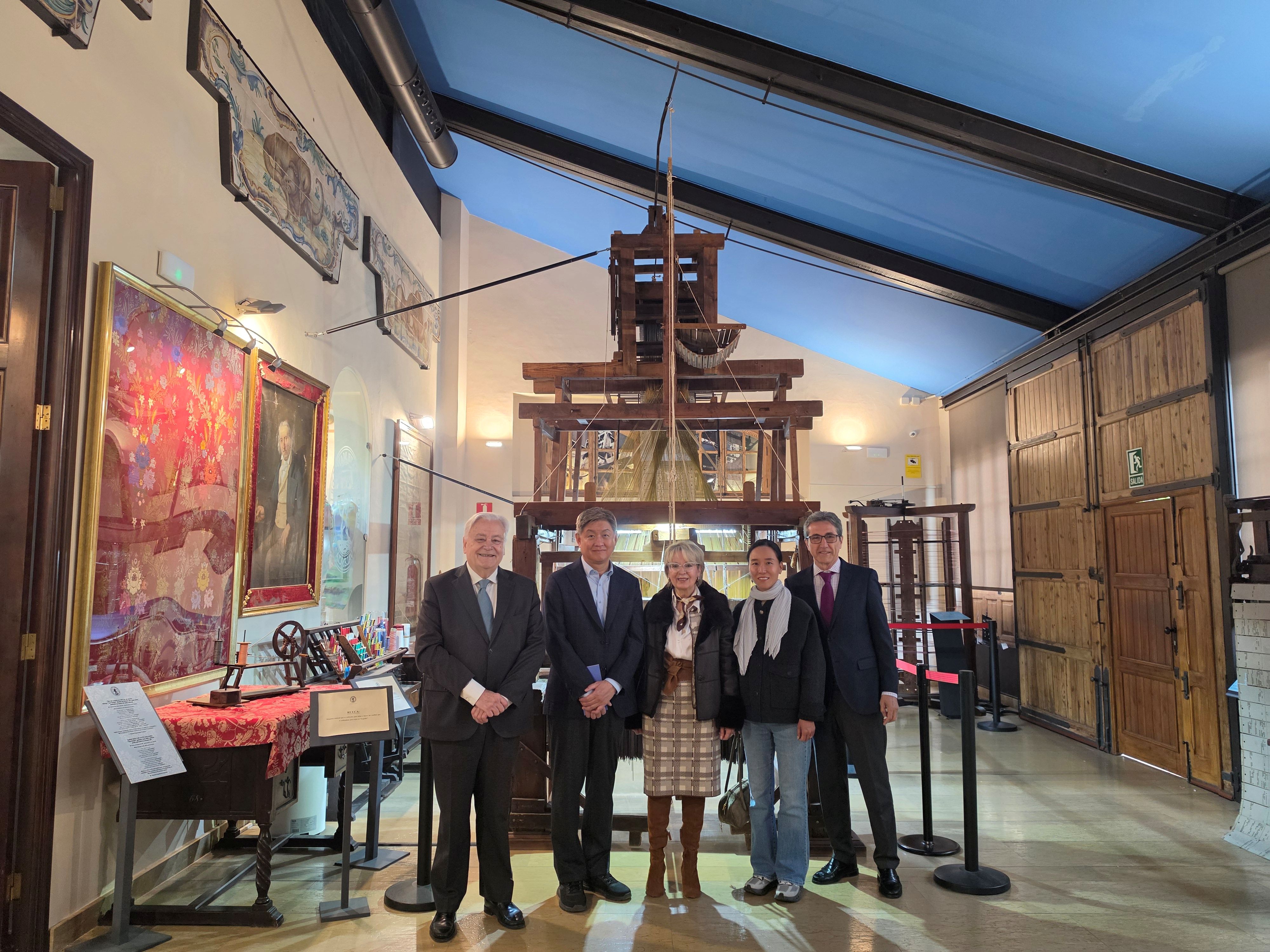 El Embajador Lim Soosuk visitó el Museo y el Colegio del Arte Mayor de la Seda y y mantuvo un almuerzo con la Directiva de la Comunidad Coreana en Valencia